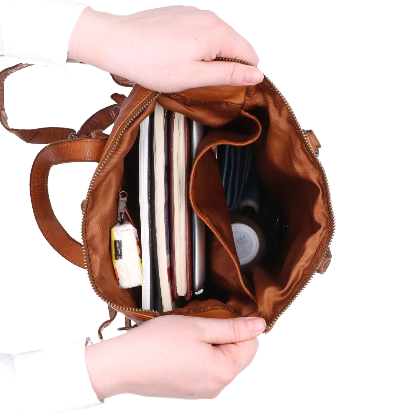 Kožený městský batoh s praktickými uchy Noelia Bolger materiál kůže zapínání na zip barva koňaková velikost střední NB 2424 KO Vnitřek