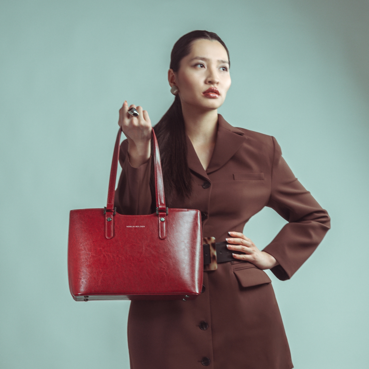 Kožená kabelka přes rameno pro ženy Noelia Bolger materiál kůže zapínání na zip barva červená velikost střední NB 0104 TCV Lifestyle