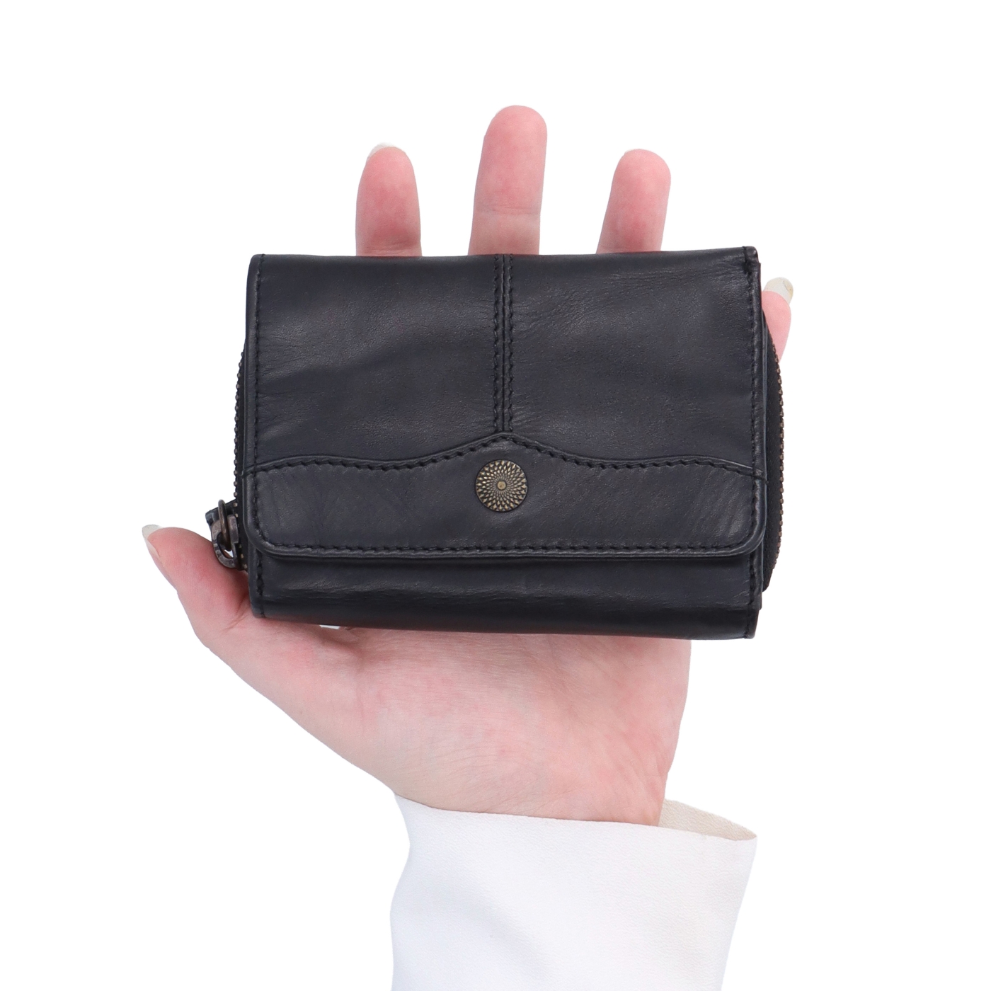 Kožená peněženka s kapsou na zip Noelia Bolger materiál kůže zapínání na cvoček barva černá velikost malá 5136 NB C V ruce