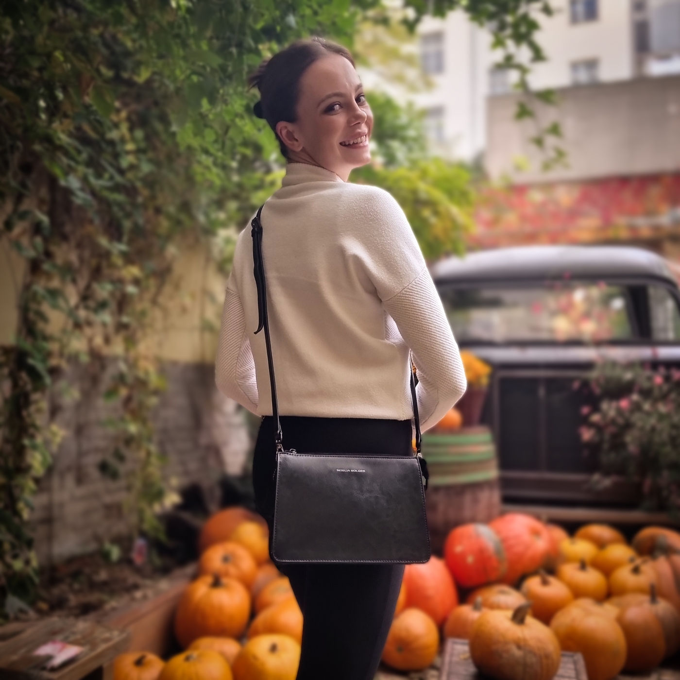 Malá kožená crossbody kabelka Noelia Bolger materiál kůže zapínání na zip barva černá velikost malá NB 0046 C Lifestyle