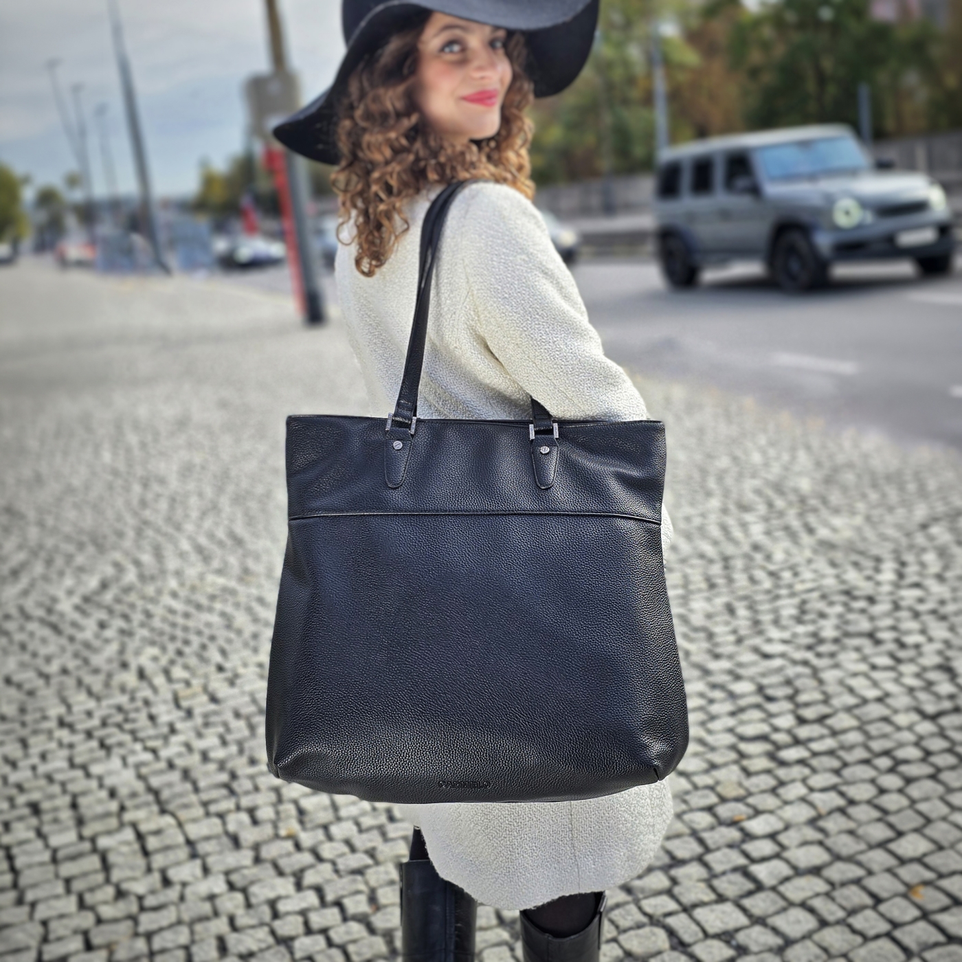 Elegantní prostorná kabelka přes rameno Carmelo materiál syntetická kůže zapínání na zip barva černá velikost velká 4362 C Lifestyle