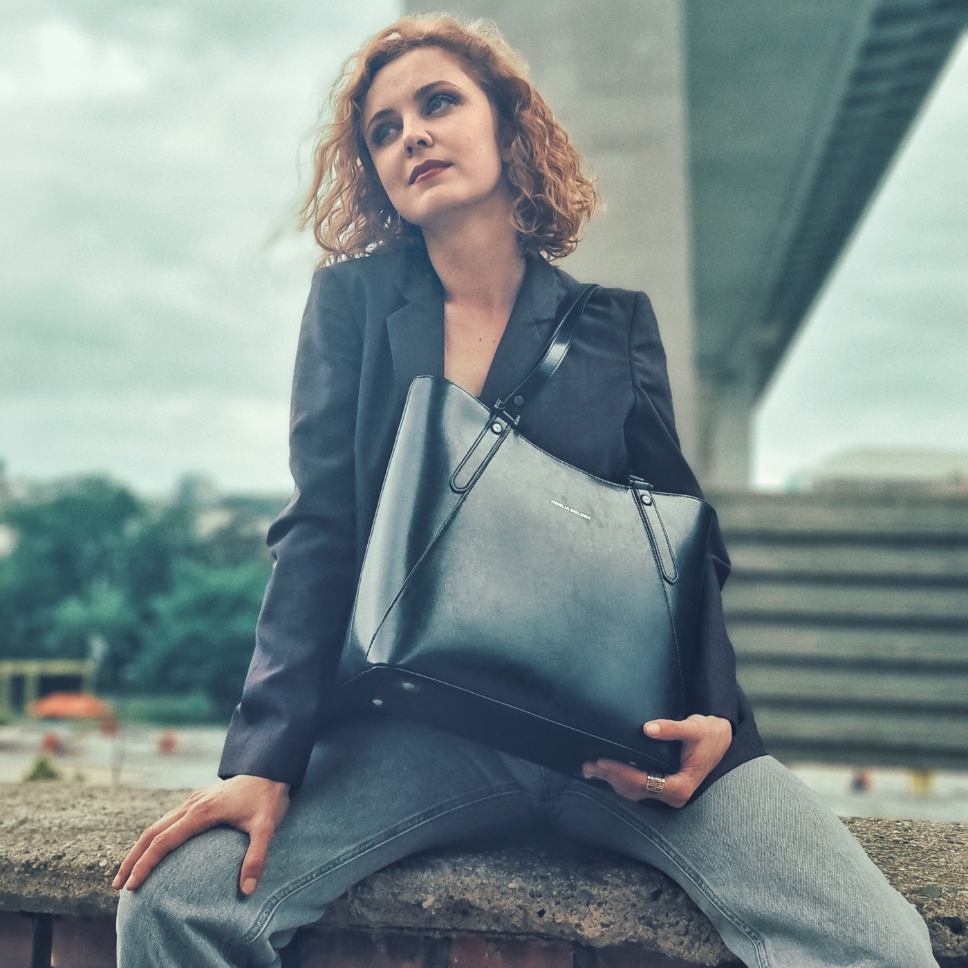 Kožená business kabelka Noelia Bolger materiál kůže zapínání na zip barva černá velikost velká NB 0094 C Lifestyle